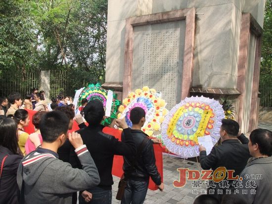 市旅游局组织青年职工到烈士陵园缅怀先烈
