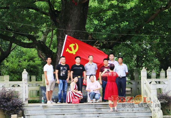 景德镇爱国教育基础荷塘乡：“七一”党旗分外红