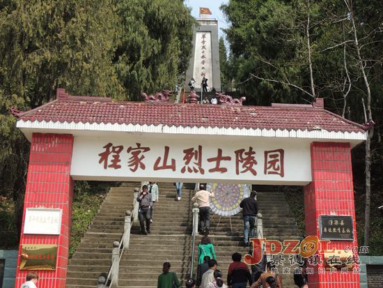市委政法委赴烈士陵园守墓　缅怀革命先烈