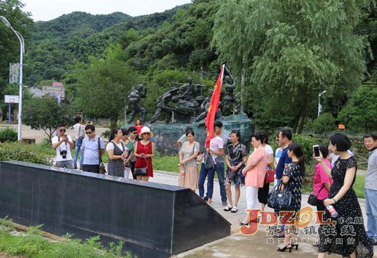 景德镇爱国教育基础荷塘乡：“七一”党旗分外红