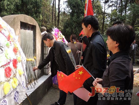 市委政法委赴烈士陵园守墓　缅怀革命先烈
