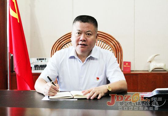 [迎党代会领导访谈]访乐平市委书记俞小平