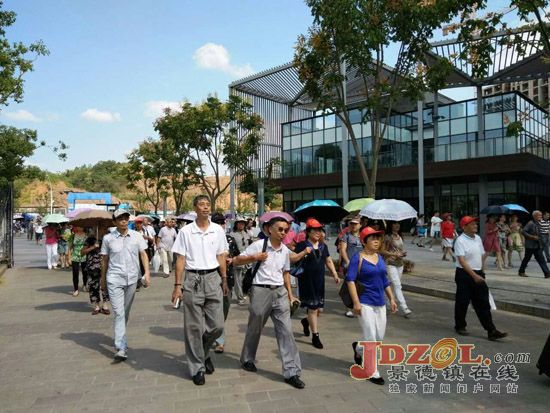 [喜迎党代会大家谈]市民看城市齐赞变化大