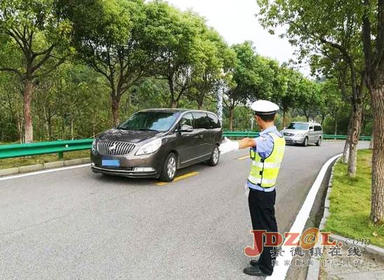 [花絮]交警部署治安巡控为“党代会”护航