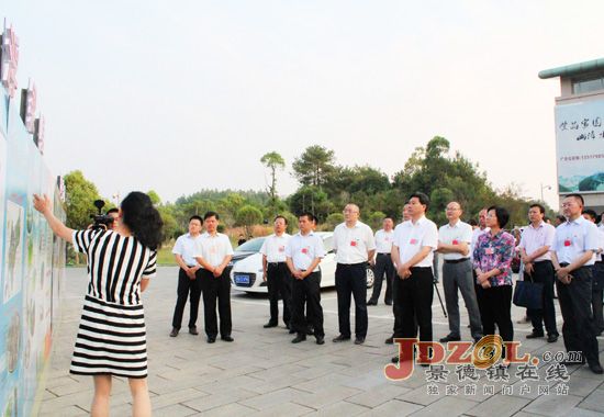 钟志生梅亦汪立耕等观看“五年蓝图”展板