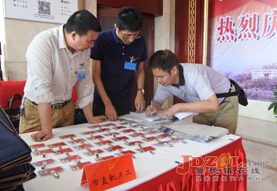 [花絮]记者镜头聚焦：党代会代表报到现场