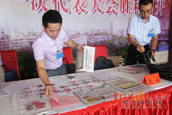 [花絮]记者镜头聚焦：党代会代表报到现场