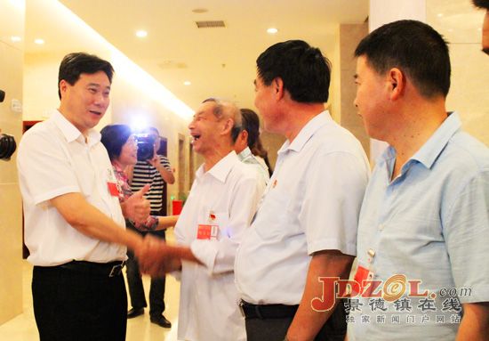 市领导看望出席景市第十一次党代会的代表