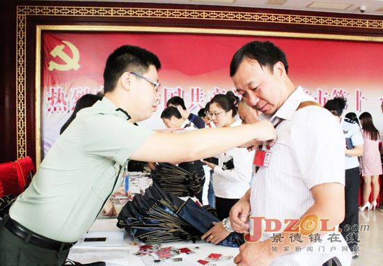 [花絮]记者镜头聚焦：党代会代表报到现场