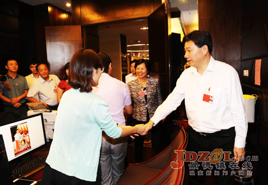 市领导看望参加党代会报道的新闻媒体记者