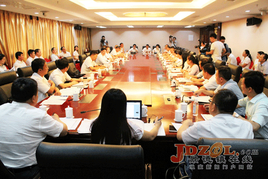 景市党代会分组讨论市委、市纪委工作报告
