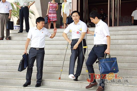 [市党代会花絮]景德镇：拄着双拐的党代表