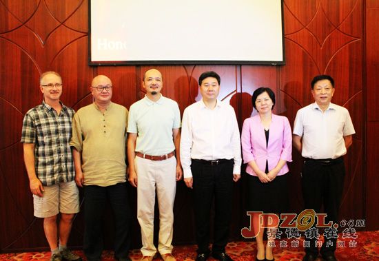 我市举行荣誉市民授证仪式白明获荣誉市民