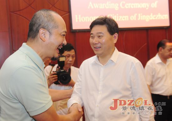 我市举行荣誉市民授证仪式白明获荣誉市民