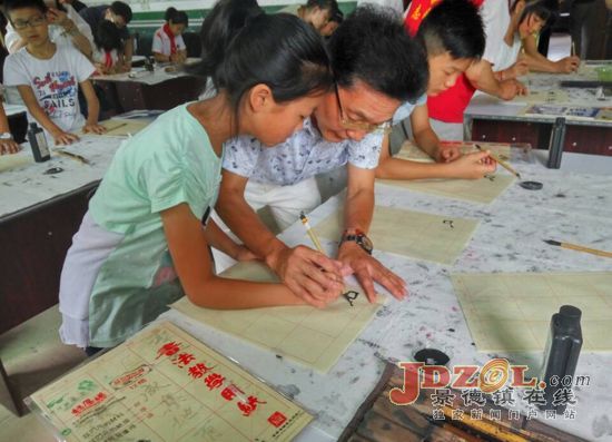 市珠山区关工委走进竟成小学关爱留守儿童