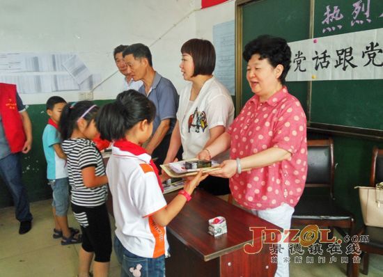市珠山区关工委走进竟成小学关爱留守儿童