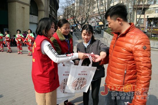 珠山街道莲社路社区开展城乡环境整治宣传