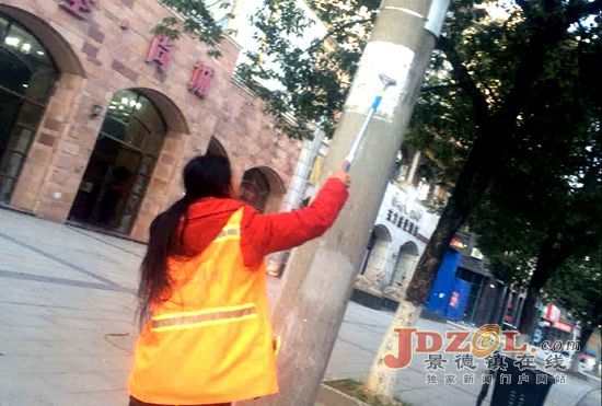 昌江区环卫工人全员出动清理城市“大花脸”