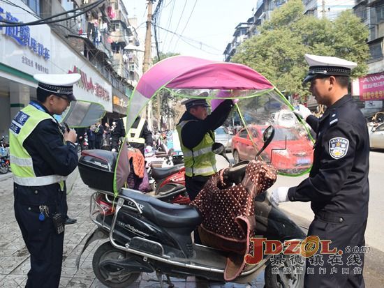 [社会]公安交警联合执法整治电动车遮阳伞