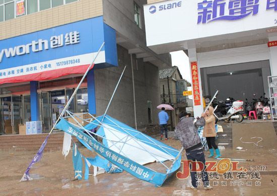 浮梁县洪源镇:冒雨开展环境综合整治工作