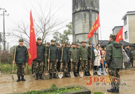 武警官兵助力园林社区开展环境卫生大整治