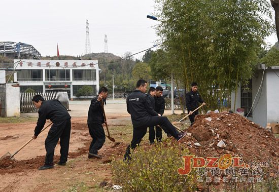 市特警支队开展环境卫生大整治活动