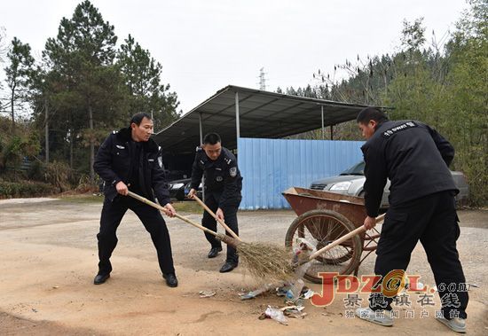 市特警支队开展环境卫生大整治活动