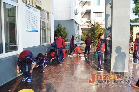浮梁县教体局组织师生打好环卫整治攻坚战
