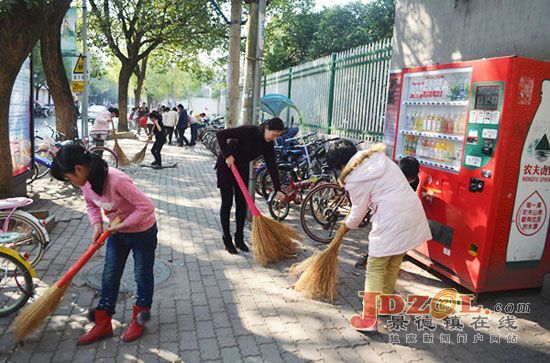 浮梁县教体局组织师生打好环卫整治攻坚战