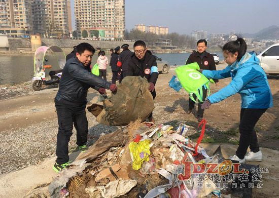城市环境大整治景德镇二医院志愿者在行动