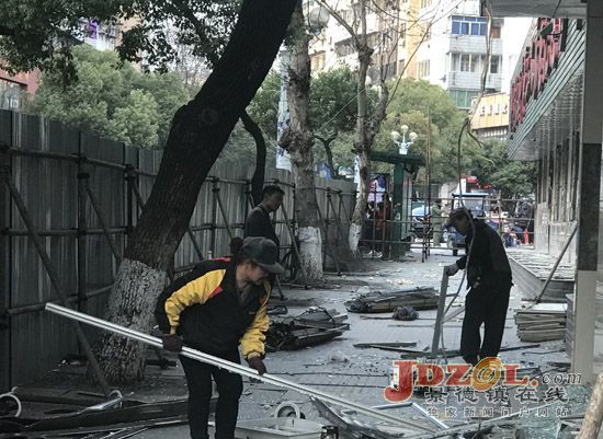 市二院拆除临街急诊楼打响环境整治攻坚战