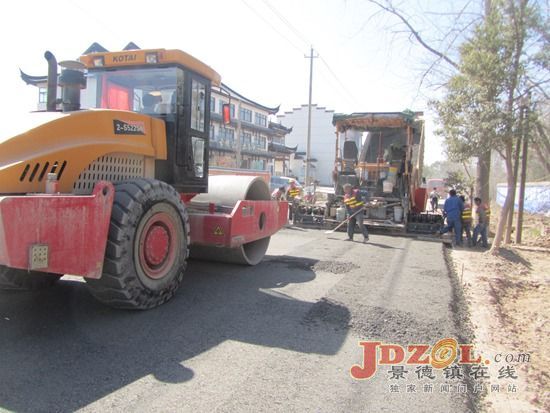景市公路直属分局集中整治双杨线路域环境