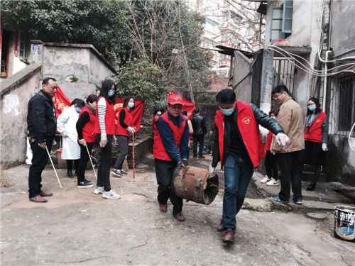 环境大整治 市二院开展主题党日活动