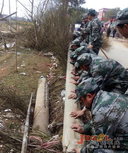 乐平市人武部官兵积极参与城乡环境大整治