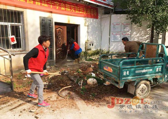 新厂街道地铁社区为小区洗脸清理卫生死角