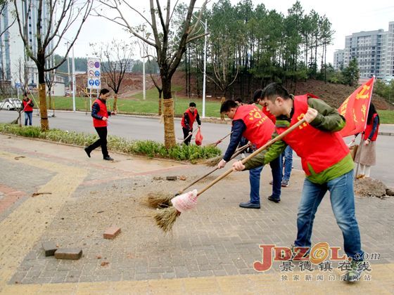 昌南拓展区党员突击队开展环境大整治活动