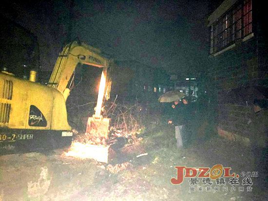 昌江广场社区:深夜清理垃圾亮化辖区环境