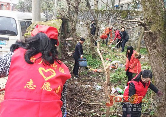 新厂街道地铁社区为小区洗脸清理卫生死角