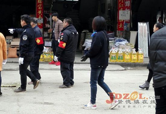 昌江环卫局联合整治豪德贸易市场环境卫生