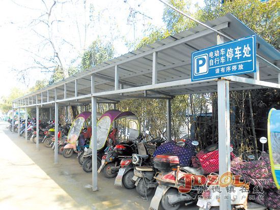 市行政服务中心管委会积极开展环境卫生整治