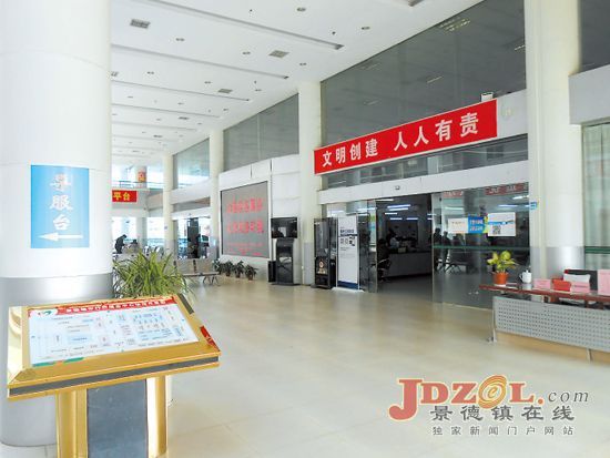 市行政服务中心管委会积极开展环境卫生整治