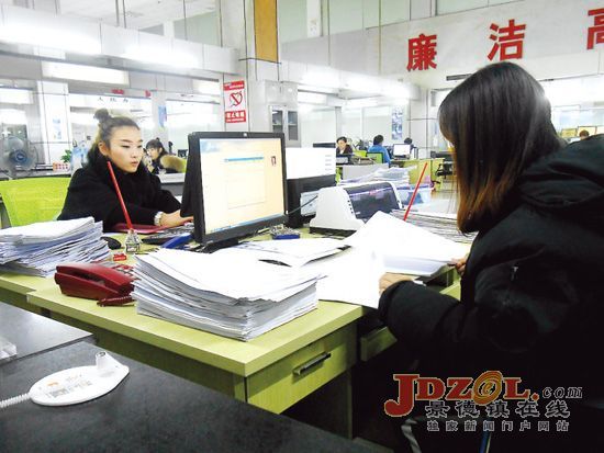 市行政服务中心管委会积极开展环境卫生整治