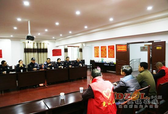 景德镇交警支队帮扶青塘村开展环境大整治