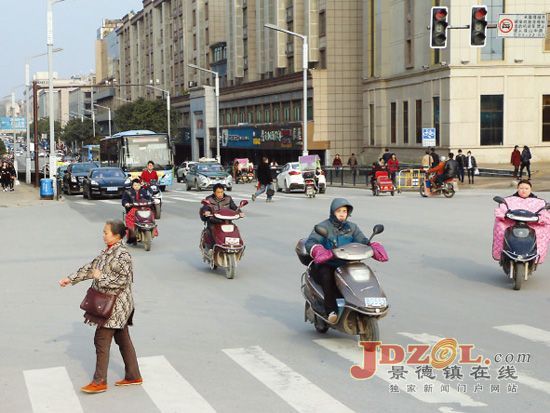 [黑榜]珠山路沿河：汽车电动车行人闯红灯