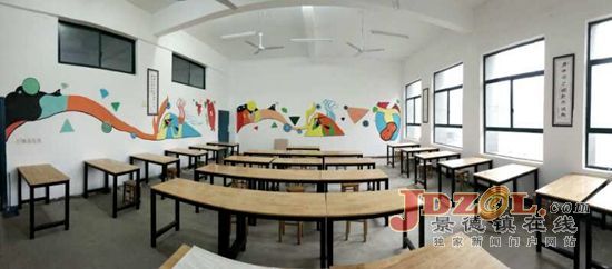 景德镇学院学生手绘教室美化校园文化环境