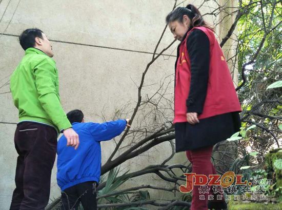 珠山街道莲社路社区:清理危树,消除隐患