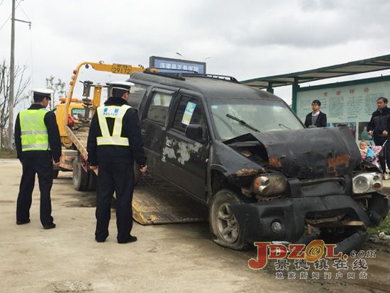 浮梁县交警:整治“违停”保道路安全畅通