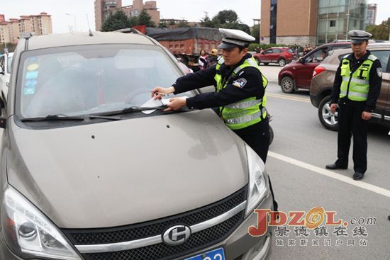 浮梁县交警:整治“违停”保道路安全畅通