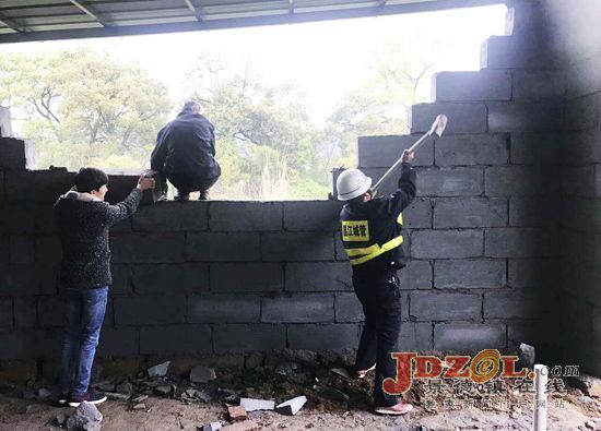 昌江区城管拆除一处30平方违规建筑