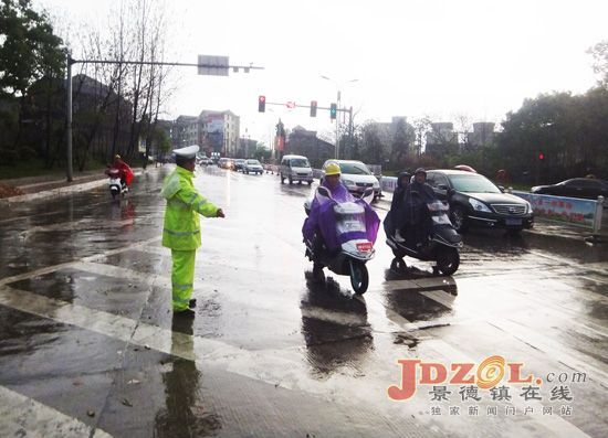 乐平市公安交警顶风冒雨清除交通安全隐患
